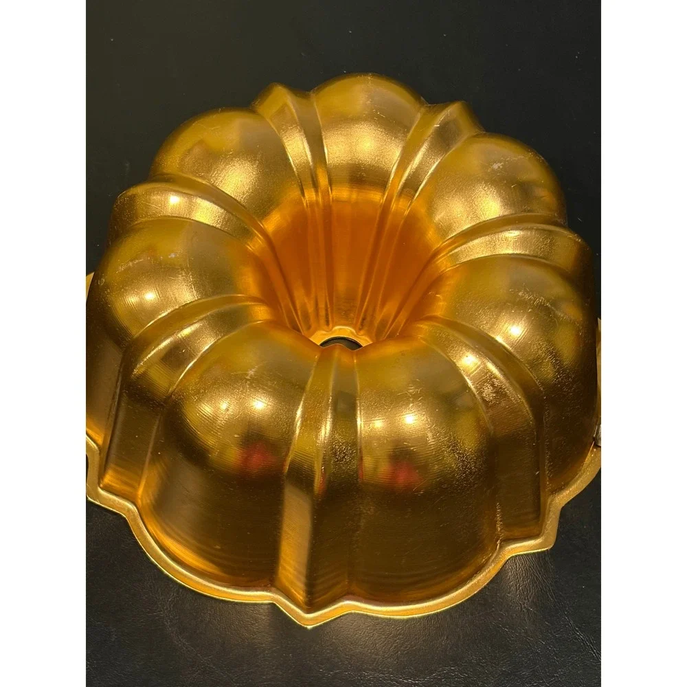 Vintage Gold Aluminum Fluted Bundt Cake Pan 10 Inch Round Scalloped Mold Decor